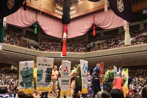 なぜ三菱が大相撲に「懸賞」出した？ 土俵上に「デリ丸。」登場の理由は？ 懸賞旗に込められた思いとは