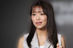 女優「大原優乃」が“イチバン逢いたかった”クルマを「告白」!? 手慣れたハンドルさばきで乗りこなす「話題の“新型車”」とは