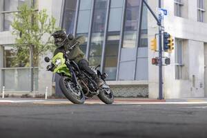 【カワサキ】ライトウェイトスーパーモト「KLX230SM」に新色／新グラフィックを採用し9/15発売！
