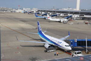 「飛行機乗るまで充電しよ→ハイ、空いてない！」問題、中部空港では“解決”かも!? 「充電設備大強化」その内容って？