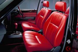 新車当時817！ トヨタの「“超レトロ”最高級モデル」が凄い！ 全長4.9m級ボディに「旧車デザイン」×豪華“赤レザー＆ウッド内装”採用！ 超希少車「クラシック」は今がラストチャンス