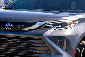 トヨタの最新型「エスティマ後継機」!? スポーティ顔の「“8人乗り”ミニバン」！ 「アルファード」よりデカイし“掃除機＆冷蔵庫”もついてる米国の「シエナ」どんなモデル？