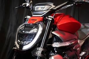333.5から!!　極太リアタイヤの個性派スポーツ・クルーザー　スーパーカーを彷彿とさせるドゥカティ新型「XディアベルV4」発売