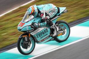 Moto3マレーシア予選｜フェルナンデス、キャリア初のポールポジション獲得！　鈴木竜生が上位4番手