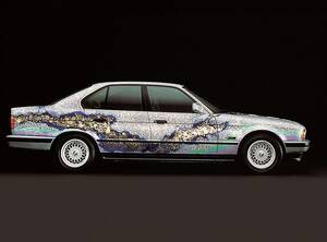 BMWジャパン、日本人画家が手掛けたアートカーを麻布台ヒルズに展示　ベース車はE34型「535i」