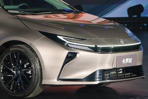 トヨタ新型「カローラ」初公開！ ハンマーヘッド顔・ボディ拡大！ さらにエンジンもサイズアップ！ 中国向け仕様、12月発売へ