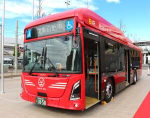 「国産EVバス」大量に導入へ 鮮やかな赤い車両が宇都宮でデビュー！  “1都市まるごと電気バス化”目指す