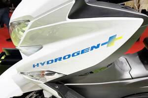 ウチの水素エンジンは「ヨソと目の付け所が違う」 スズキが新型「水素スクーター」披露 「長すぎてカッコ悪い」が悩み!?