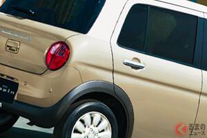 スズキ新「軽セダン」に大反響！ 独自デザイン＆可愛いボディカラーに「指名買い」のユーザーも！ 全長3.4m以下の“ちいさなボディ”で取り回しラクチンな「アルトラパン」販売店の声とは？