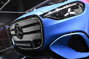 新型メルセデス・ベンツGLCの見どころは話題の発光グリルだけじゃない！　インパネ幅いっぱいの39.1インチMBUXスーパースクリーンがデカすぎだった【ジャパンモビリティショー2025】