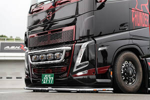 荷台昇降機能で背の高い大型トラックを安全に運ぶ！　ロードサービス業界で注目を集めているトルコ生まれの最新低床トレーラの実力とは？