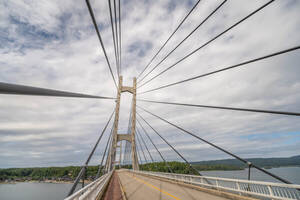 「農道」が海を渡る…!? 暫定的に蘇った壮麗な斜張橋 復旧には“生い立ち”が影響も