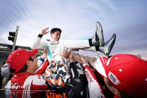 伊沢拓也、GT500最後のレースで胴上げ「泣いちゃうから山本のところには行かないようにした」