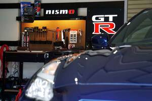 日産「GT-R」と「Z」のエンブレムが“映える”LEDディスプレイ！