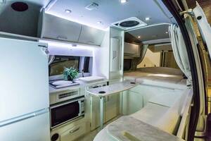 1135万円のトヨタ「ハイエース」！太陽光発電と大容量バッテリーなどで稼働する家電まで標準装備のキャンピングカー