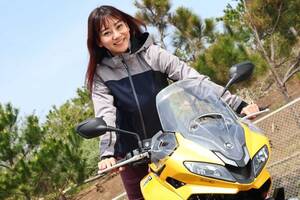 スイスイ走って安心感バツグン!!　長距離も快適そうなトライアンフ「タイガースポーツ800」にアクティブバイク女子の指出瑞貴が挑戦！　私的イケメン度は星5つ!!