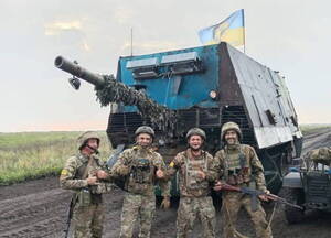 ロシア軍の「異形の戦車」が攻撃を受け「横倒し」に  “撃破の瞬間”を捉えた映像が公開される