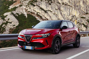 アルファ・ロメオ、新型「ジュニア・スポルト・スペチアーレ」を欧州で公開。「インテンサ」に続く特別仕様車は、アルカンターラ内装と精悍なブラックボディキットが特徴