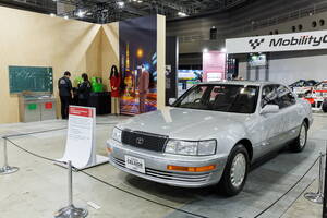 【タイムスリップ・ガレージ】伝言板に『XYZ』の文字！世代を超えて語り継ぎたいクルマ&バイクを懐かしの展示と共に #JMS2025