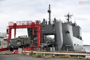 地味だけど激アツ！「日本最大の自衛隊演習」で見た “新鋭の輸送艦”そろい踏み リアルな訓練の裏側