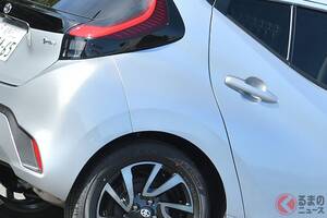 トヨタ新型「“低燃費”コンパクトカー」がスゴい！ 小さなボディで「リッター34キロ超え」！ 最新モデルに「昭和レトロ×上質デザイン」の意外な魅力が詰まった「アクア」の組み合わせって？