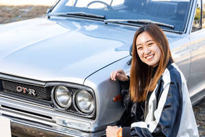 20歳女子レーサーが日産「ハコスカGT-R」に乗ってみた！ 最初は運転しにくさに戸惑うも…「加速していくとすごく気持ちいいです！」【令和女子旧車に乗る】