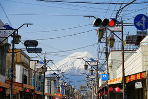 解体撤去騒動で話題の国立市マンション、目の前の道路は富士山の「山アテ道路」だった！ 偶然ではない山まで続く直線道路の魅力とは？【知らなかった！ 道路のトリビア】