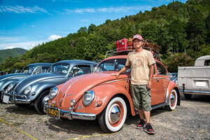 【空冷VW】当時の空気を運ぶ、珊瑚色のビートル。1956年式“オーバル”は希少パーツ満載、毎日乗れる「走る宝箱」【愛車群像】