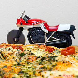 スズキ“KATANA”がキッチンに降臨！　話題の「ピザカッターナ」新色レッド登場