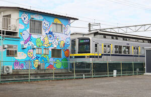 駅舎に「たまごっち」や「プラレール」が!? おもちゃのまち駅が“楽しい駅舎”に大変身！ 駅の待合室もかなり可愛くなっている！