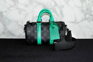 ミニ財布か、ビッグボリュームの長財布か。2025年秋冬の財布はどっちが正解？──バッグと財布、2025年秋の陣