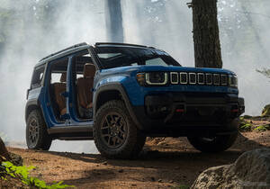 ジープの“四角い”新型電動SUVに熱視線！ 注目のオフロード性能に「ドア外せるのガチ」「ちゃんとジープらしい」の声も