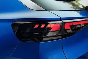 欧州ナンバーワンSUVが2代目になって登場！ VW新型「Tロック」欧州市場で発売 全長4.3mのカッコいい“クーペSUV”はどこが変わった？