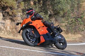 KTMから大型SSのダークホースが出撃！【990 RC R】海外試乗記