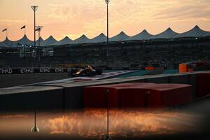 F1アブダビGP FP2速報｜ランク首位ノリス最速、フェルスタッペンが続く。ピアストリ出遅れ10番手。角田裕毅はセクター3苦しみ17番手