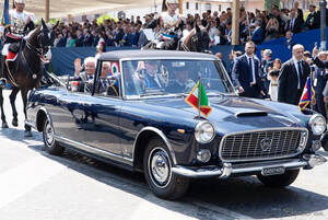 ランチア『フラミニア』、イタリア大統領がパレードで乗車…共和国記念日を祝う