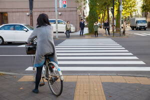 自転車で走行中、信号は歩行者用と車両用どちらに従う？ ～弁護士に訊いてみた～【クルマと法律vol.11】