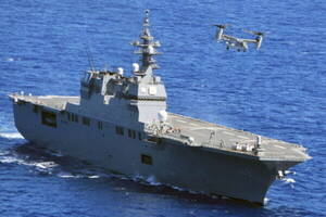 空母のような「巨大護衛艦」が長旅に出発！“最初の目的地”で歓迎を受ける 甲板には隊員ズラ～リ
