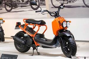 新ジャンル原付!?　スカスカのフリースペースでどう遊ぶ？　ホンダの個性派スクーター「ズーマー」とは