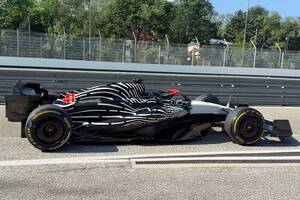 新星がまた大きな一歩。レッドブル育成リンドブラッドがイモラで初の本格F1ドライブ、岩佐歩夢と共に旧車テスト参加