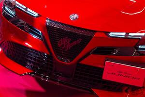 新車420万円！ 新型クーペSUV「ジュニア」発表！ パワフルなターボ搭載した「新・流麗コンパクトカー」登場！ 名門アルファロメオの“新時代”を告げるモデルとは！