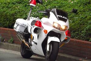 白バイ隊員は停車時にハンドルを右に切るって知ってた？ バイクを停める際にハンドルを切る方向の正解とは