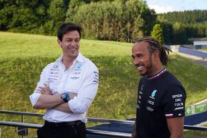 メルセデスF1代表、チーム離脱ハミルトンとは今も仲良し！「サーキットでは真剣勝負。でも長年の友人を失いたくないよ」