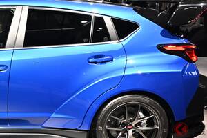 300万円台!? スバル新「“4WD”スポーツカー」世界初公開！ 往年の「インプレッサ風」デザインに“水平対向ターボ×6速MT”採用で新型「WRX STI」を示唆!? 「パフォーマンスB STI」って？