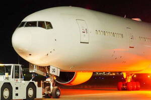 ド深夜の羽田空港から「ナゾの真っ白旅客機」が離陸…なぜ？ 実は「歴史と思いが詰まっている機体」…その経緯って？