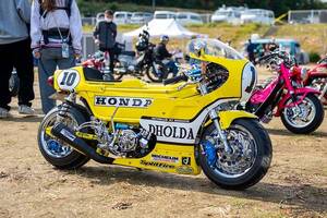 ベース車は何？ “建設・自衛隊”バイクみたいなホンダ「モトラ」がバッキバキの魔改造レーサーに大変身!!