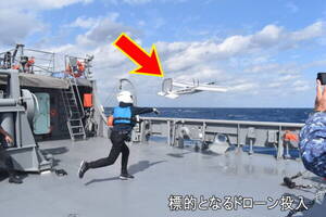海自の射撃訓練に謎の「テープぐるぐる無人機」出現！ じつは業界注目の最先端ドローンかも？