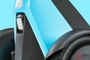 新車41万円！ ダイハツ新型「“免許不要”のちいさな四輪」がスゴイ！ “後輪駆動”＆ゴツイ大径タイヤの「1人乗り仕様」！ “段差もヨユー”の走破性能を誇る斬新な「e-SNEAKER」とは？