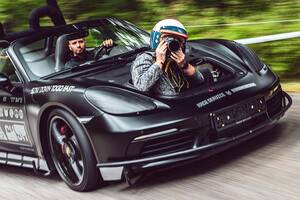 ポルシェ研修生の「魔改造」。718ボクスターSベース、「マットブラックの撮影マシン」サーキットを駆ける。その驚異の内部構造