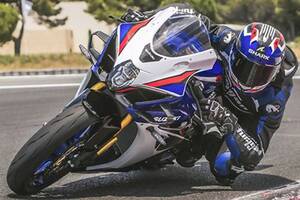 40周年の節目に新型登場!! スズキ「GSX-R1000R」は永遠に不滅!? 環境性能も配慮し進化した最新モデル発表
